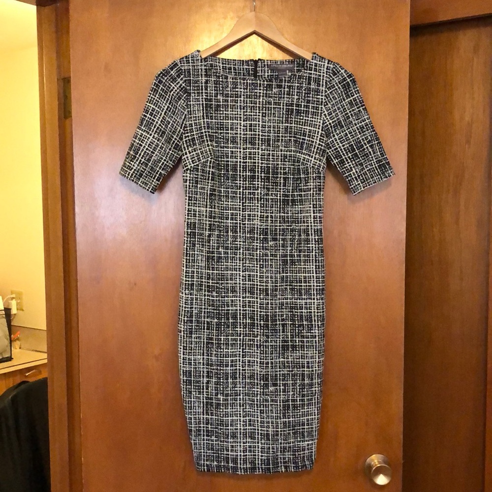 Beautiful body-con maternity dress